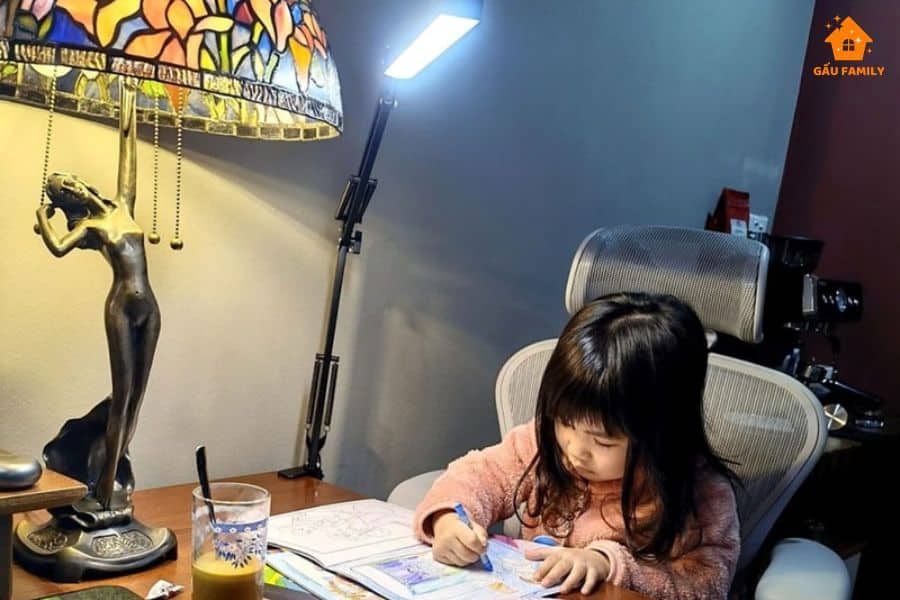 Đặt đèn học sai vị trí trên bàn (5 sai lầm phổ biến khi sử dụng đèn học)