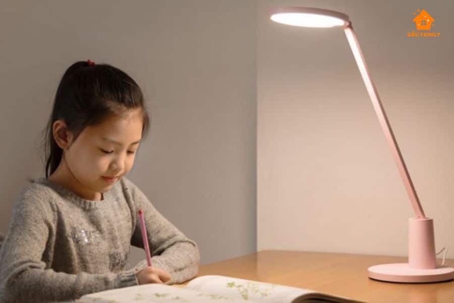 Thiếu ánh sáng tổng thể trong phòng (5 sai lầm phổ biến khi sử dụng đèn học)